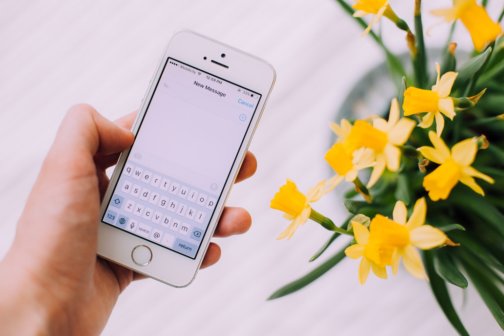 iphone-and-hand_t20_knKGNK small Mobile usage