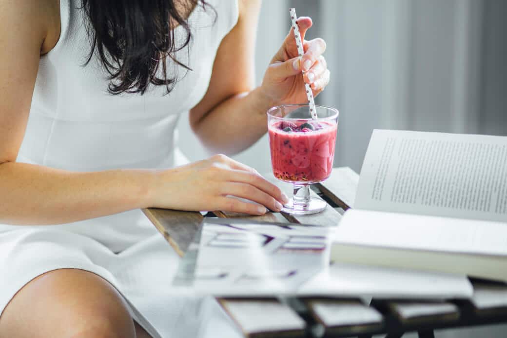 food-love-summer-book-fresh-healthy-healthy-smoothie-beautiful-woman-berries-smoothies-white-dress_t20_WQgVYm